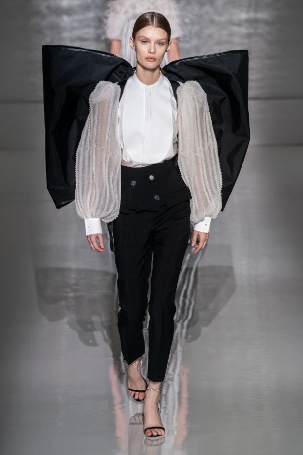 عرض أزياء Givenchy لهوت كوتو ربيع وصيف 2019 !