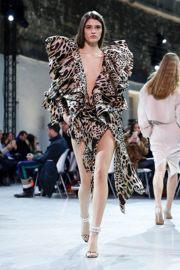 مجموعة الألبسة الراقية من ألكسندر فوتييه لربيع 2019