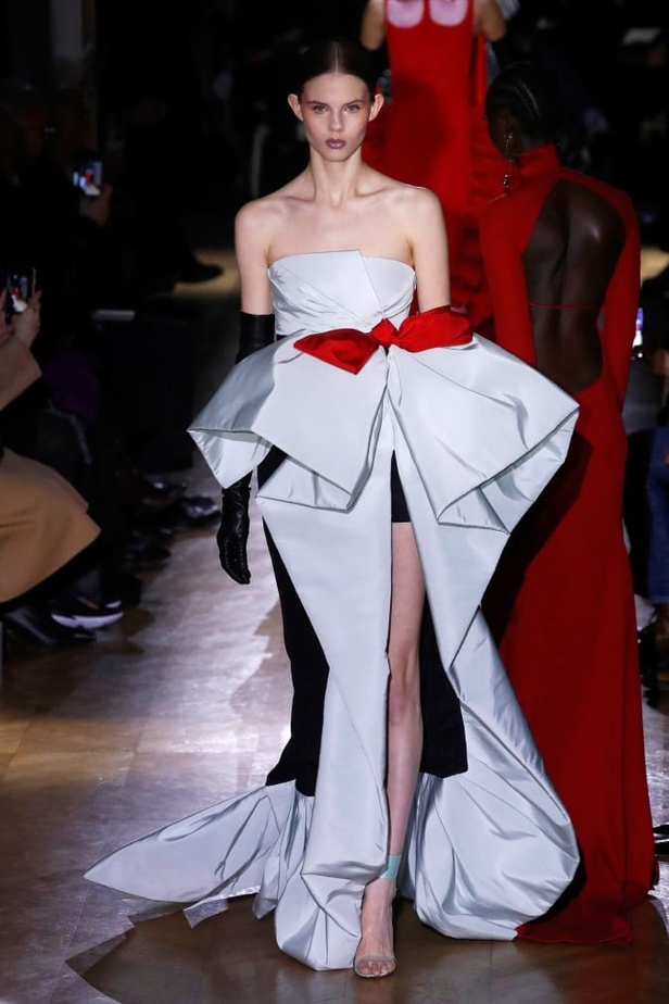 عرض مجموعة  دار Maison Valentino للأزياء الراقية ربيع وصيف 2020