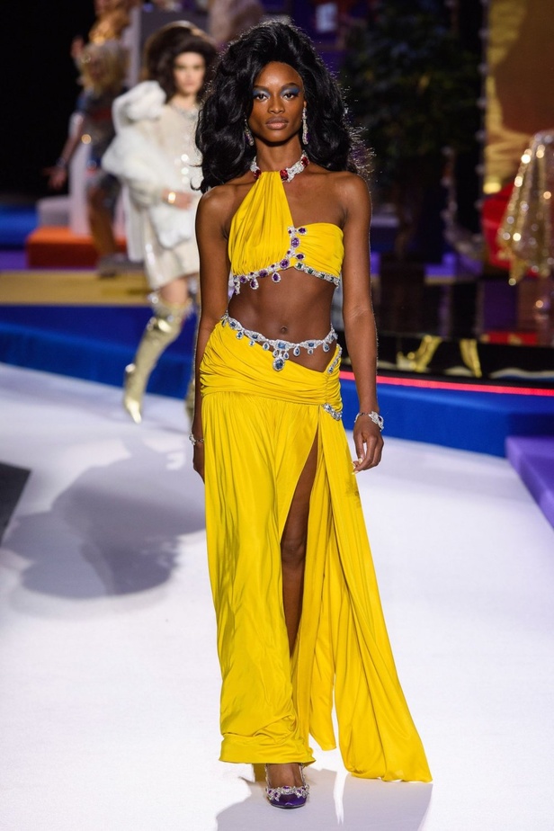 مجموعة Moschino  للألبسة الجاهزة لخريف و شتاء 2019