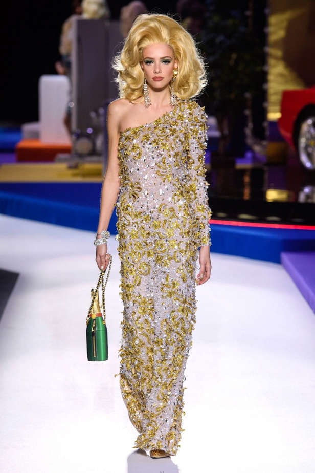 مجموعة Moschino  للألبسة الجاهزة لخريف و شتاء 2019