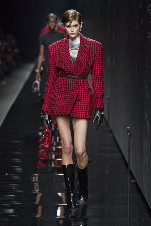 مجموعة فيرساتشي VERSACE لخريف وشتاء 2020-2021