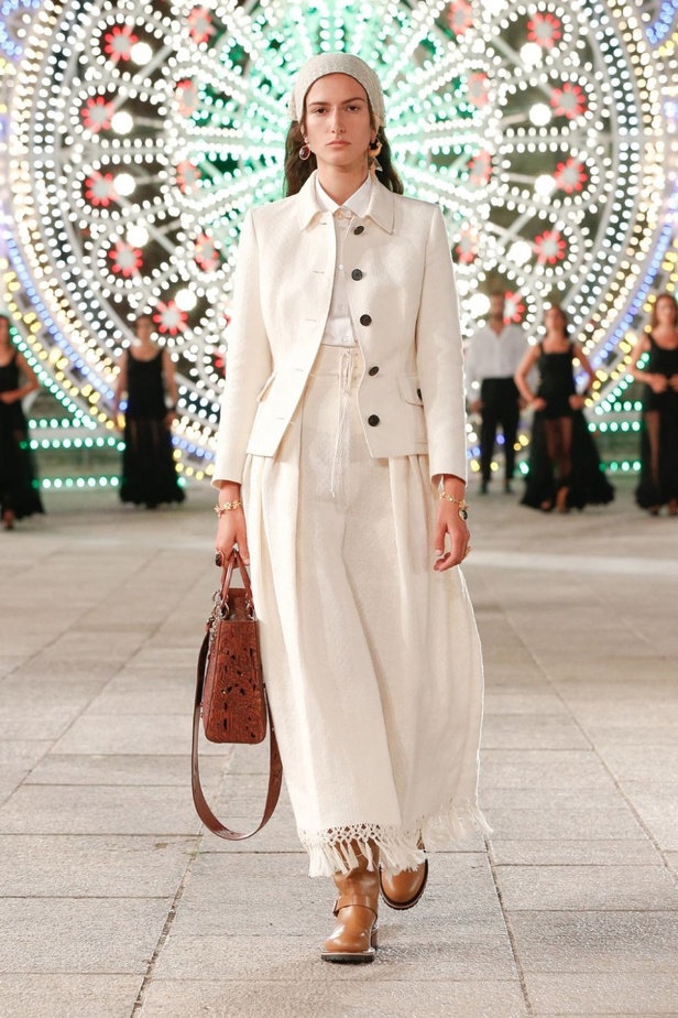 عرض ازياء مجموعة ديور Dior كروز ربيع 2021 يحيي الابداع والمهارات الحرفية