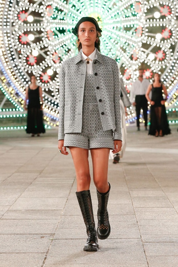 عرض ازياء مجموعة ديور Dior كروز ربيع 2021 يحيي الابداع والمهارات الحرفية