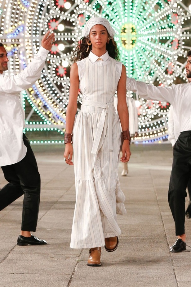 عرض ازياء مجموعة ديور Dior كروز ربيع 2021 يحيي الابداع والمهارات الحرفية