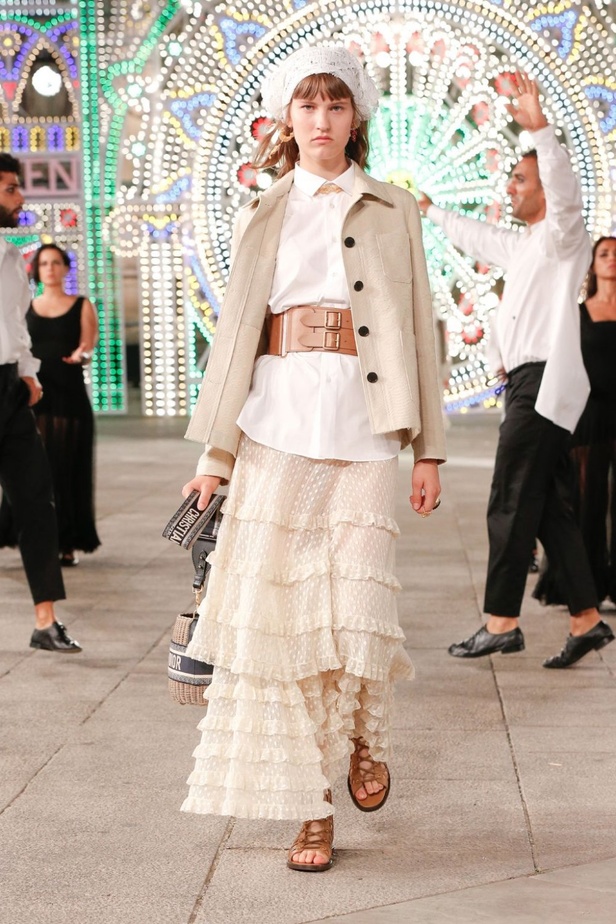 عرض ازياء مجموعة ديور Dior كروز ربيع 2021 يحيي الابداع والمهارات الحرفية