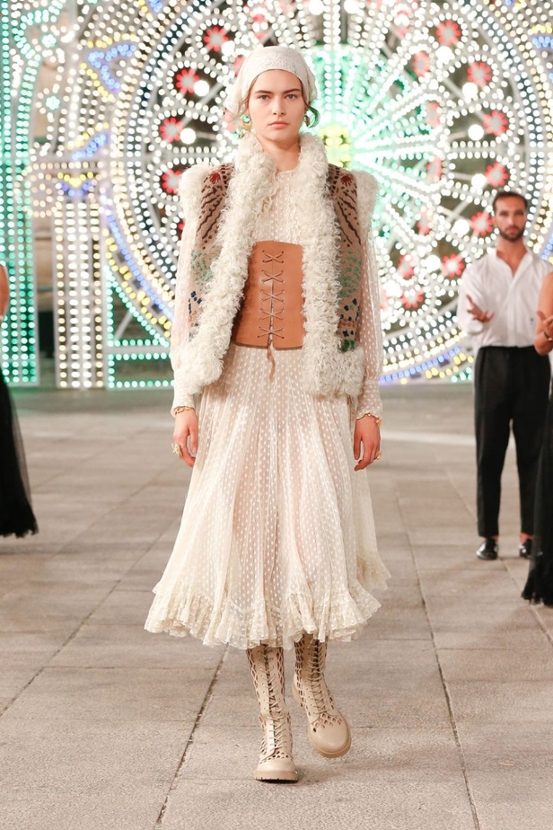 عرض ازياء مجموعة ديور Dior كروز ربيع 2021 يحيي الابداع والمهارات الحرفية