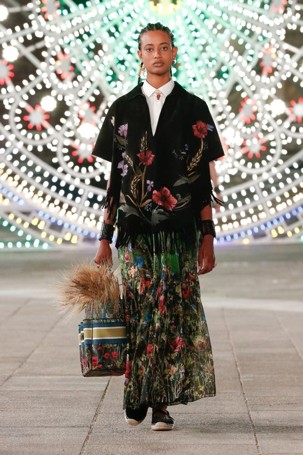 عرض ازياء مجموعة ديور Dior كروز ربيع 2021 يحيي الابداع والمهارات الحرفية