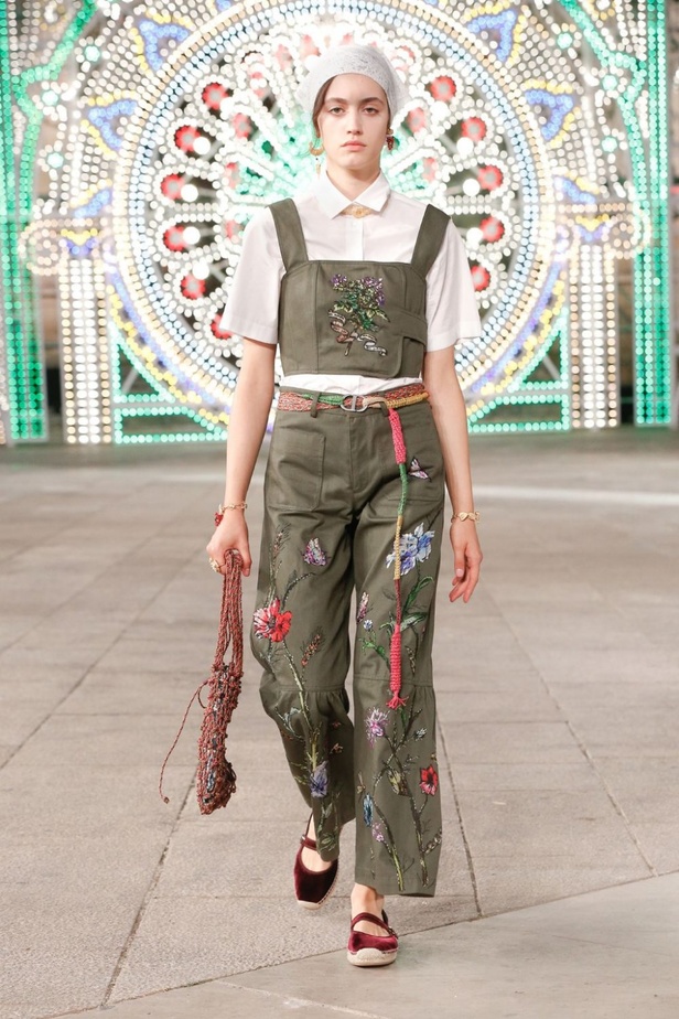 عرض ازياء مجموعة ديور Dior كروز ربيع 2021 يحيي الابداع والمهارات الحرفية