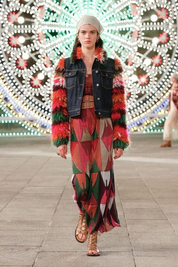 عرض ازياء مجموعة ديور Dior كروز ربيع 2021 يحيي الابداع والمهارات الحرفية