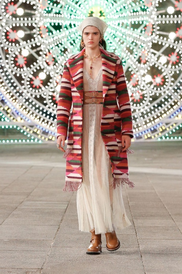 عرض ازياء مجموعة ديور Dior كروز ربيع 2021 يحيي الابداع والمهارات الحرفية