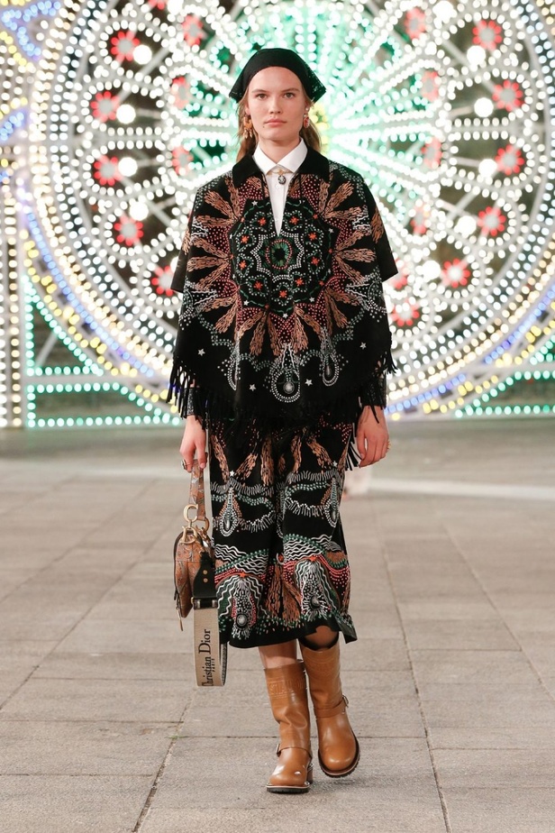 عرض ازياء مجموعة ديور Dior كروز ربيع 2021 يحيي الابداع والمهارات الحرفية