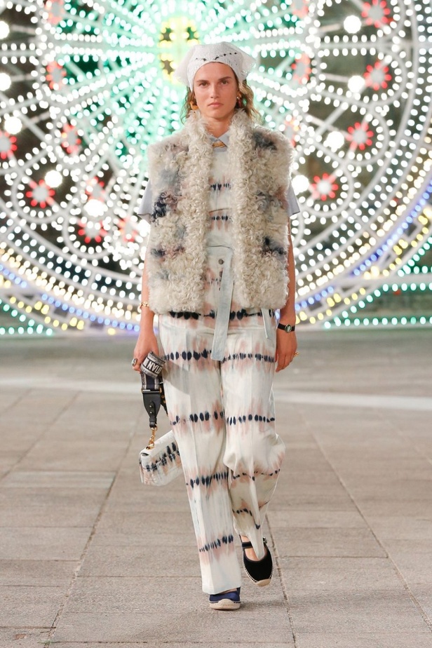 عرض ازياء مجموعة ديور Dior كروز ربيع 2021 يحيي الابداع والمهارات الحرفية