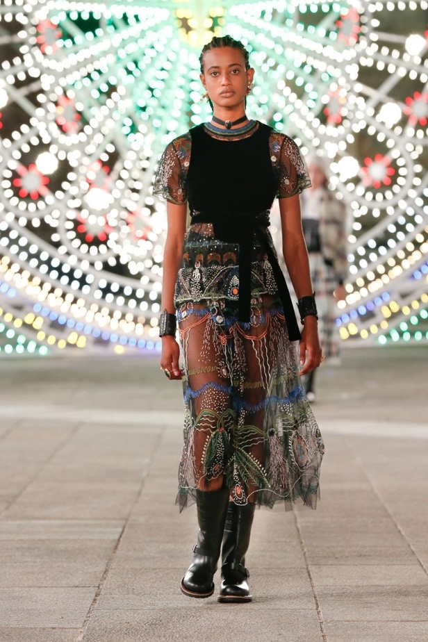 عرض ازياء مجموعة ديور Dior كروز ربيع 2021 يحيي الابداع والمهارات الحرفية