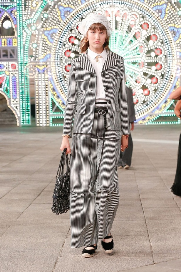 عرض ازياء مجموعة ديور Dior كروز ربيع 2021 يحيي الابداع والمهارات الحرفية