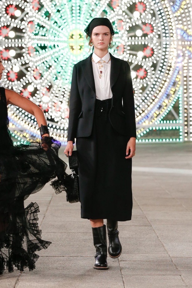 عرض ازياء مجموعة ديور Dior كروز ربيع 2021 يحيي الابداع والمهارات الحرفية