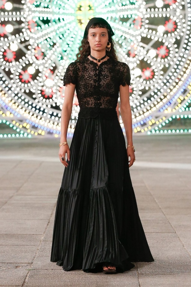 عرض ازياء مجموعة ديور Dior كروز ربيع 2021 يحيي الابداع والمهارات الحرفية