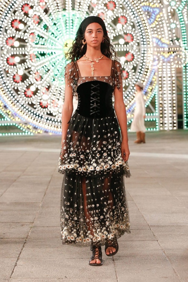 عرض ازياء مجموعة ديور Dior كروز ربيع 2021 يحيي الابداع والمهارات الحرفية