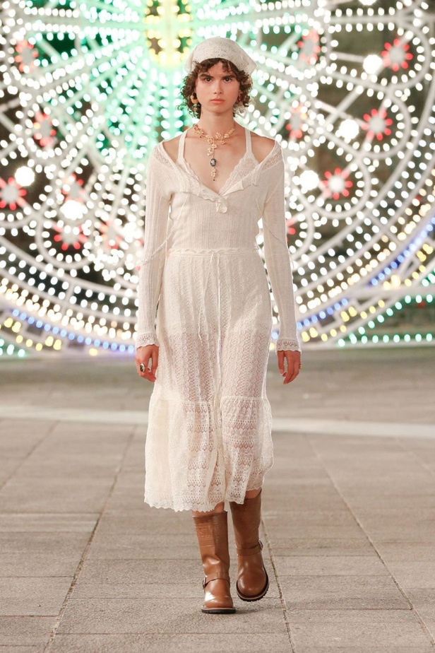 عرض ازياء مجموعة ديور Dior كروز ربيع 2021 يحيي الابداع والمهارات الحرفية