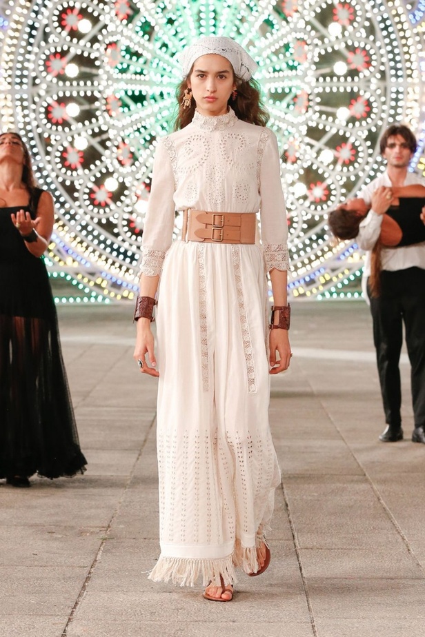 عرض ازياء مجموعة ديور Dior كروز ربيع 2021 يحيي الابداع والمهارات الحرفية