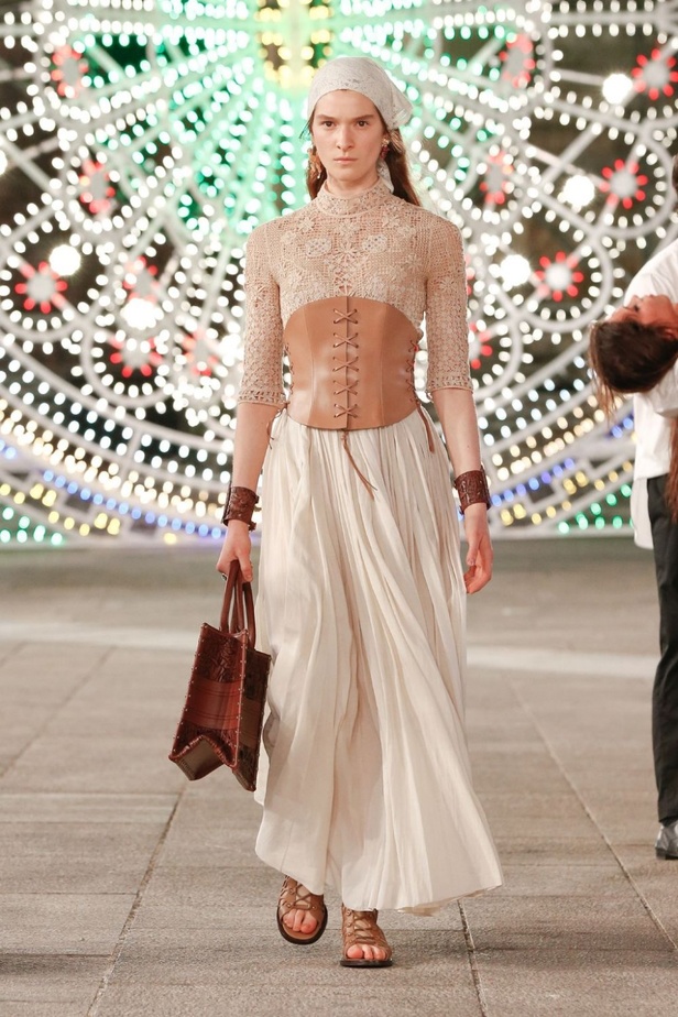 عرض ازياء مجموعة ديور Dior كروز ربيع 2021 يحيي الابداع والمهارات الحرفية