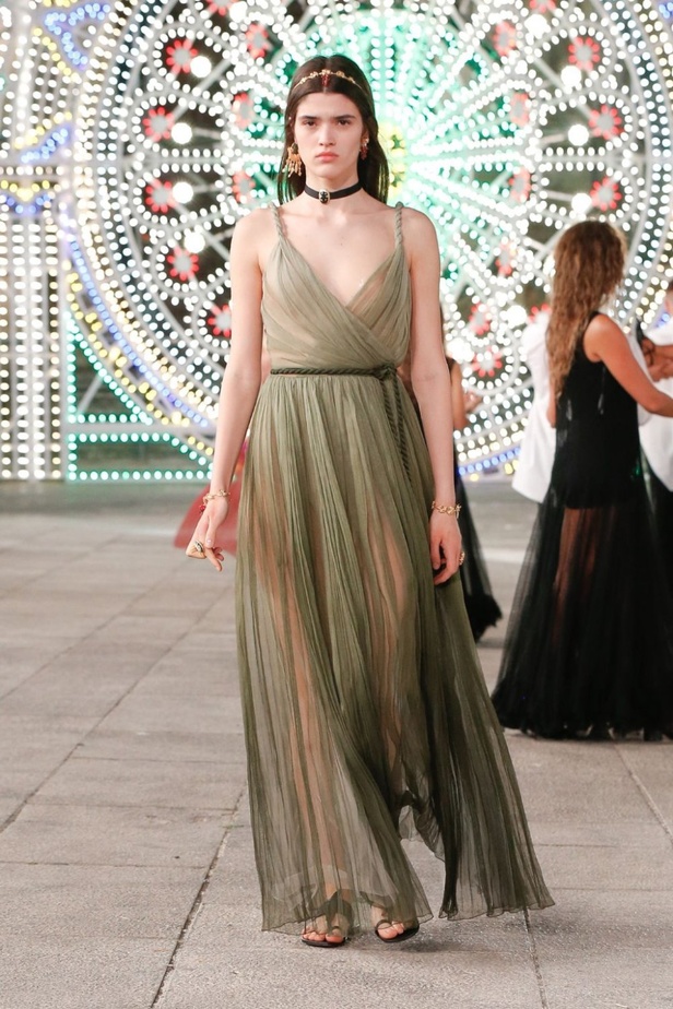 عرض ازياء مجموعة ديور Dior كروز ربيع 2021 يحيي الابداع والمهارات الحرفية