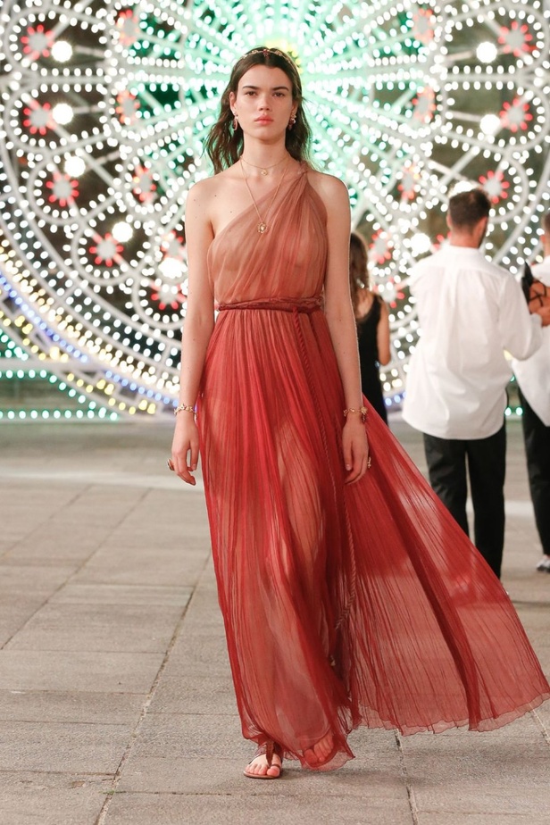 عرض ازياء مجموعة ديور Dior كروز ربيع 2021 يحيي الابداع والمهارات الحرفية