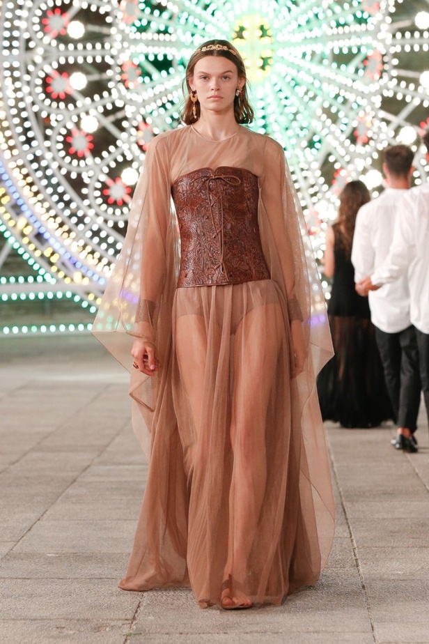 عرض ازياء مجموعة ديور Dior كروز ربيع 2021 يحيي الابداع والمهارات الحرفية