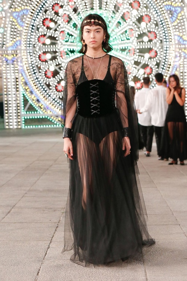 عرض ازياء مجموعة ديور Dior كروز ربيع 2021 يحيي الابداع والمهارات الحرفية