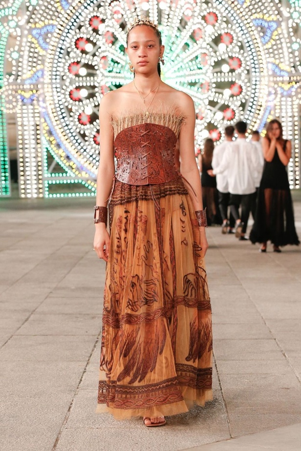 عرض ازياء مجموعة ديور Dior كروز ربيع 2021 يحيي الابداع والمهارات الحرفية