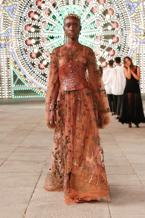 عرض ازياء مجموعة ديور Dior كروز ربيع 2021 يحيي الابداع والمهارات الحرفية