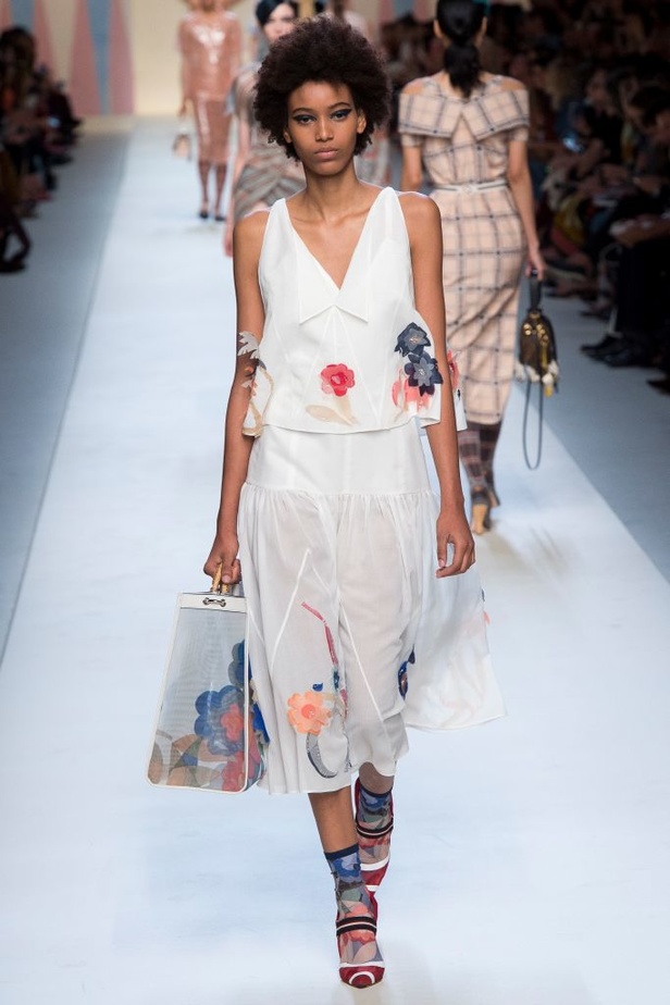 مجموعة Fendi لربيع وصيف 2018 للأزياء الجاهزة !