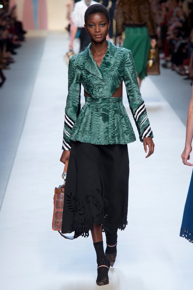 مجموعة Fendi لربيع وصيف 2018 للأزياء الجاهزة !