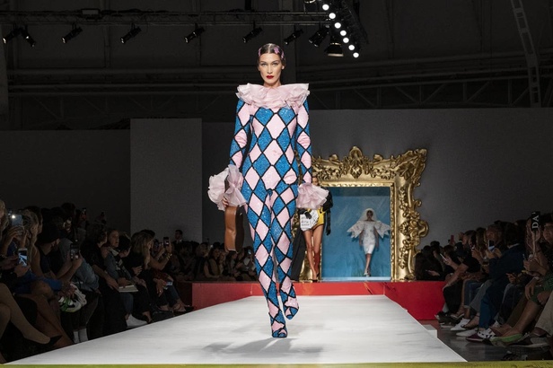 اسبوع الموضة في ميلان 2019  اخر صيحات MOSCHINO  لربيع وصيف 2020  