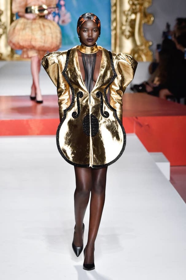 اسبوع الموضة في ميلان 2019  اخر صيحات MOSCHINO  لربيع وصيف 2020  