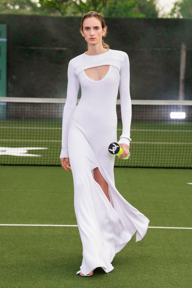 عرض ازياء David Koma في لندن لموسم ربيع وصيف 2021