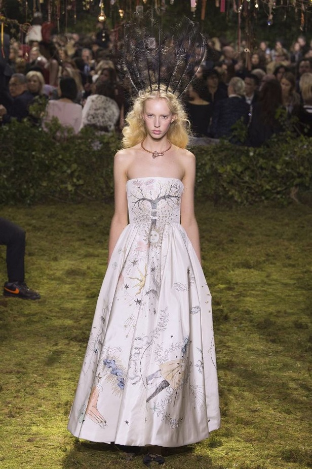 مجموعة الأزياء الفاخرة لدار ديور لموسم ربيع 2017