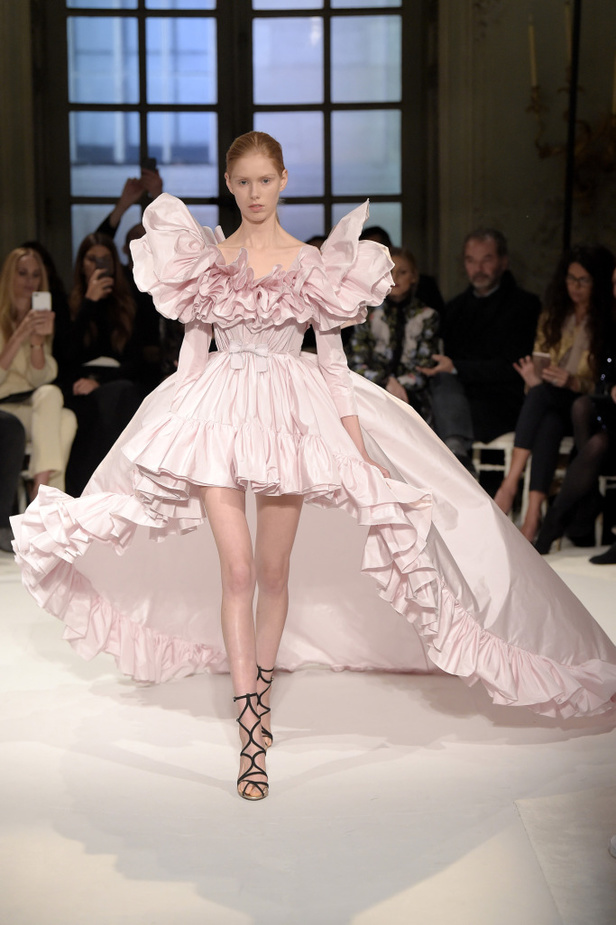 عرض ملكي لمجموعة جيامباتيستا فالي لربيع وصيف 2017