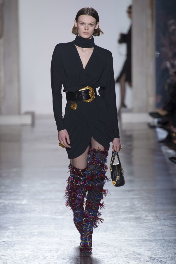 عرض أزياء “فيرساتشي” لموسم خريف وشتاء 2018-2019