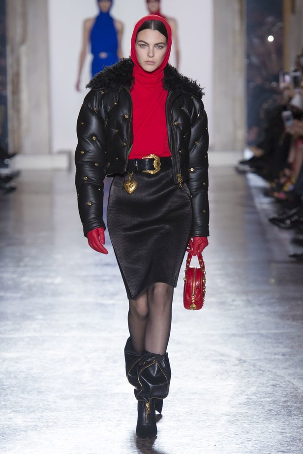 عرض أزياء “فيرساتشي” لموسم خريف وشتاء 2018-2019