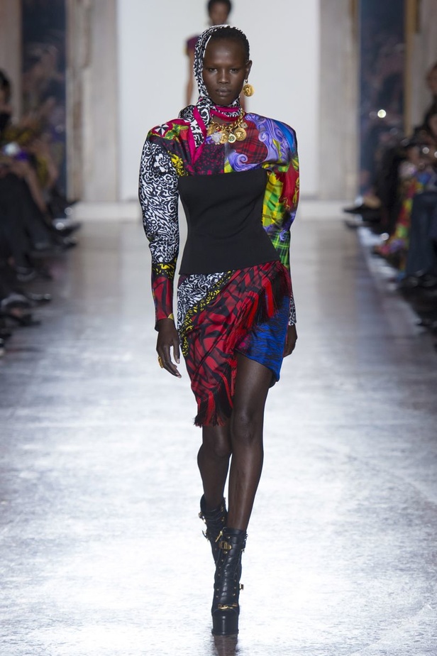 عرض أزياء “فيرساتشي” لموسم خريف وشتاء 2018-2019