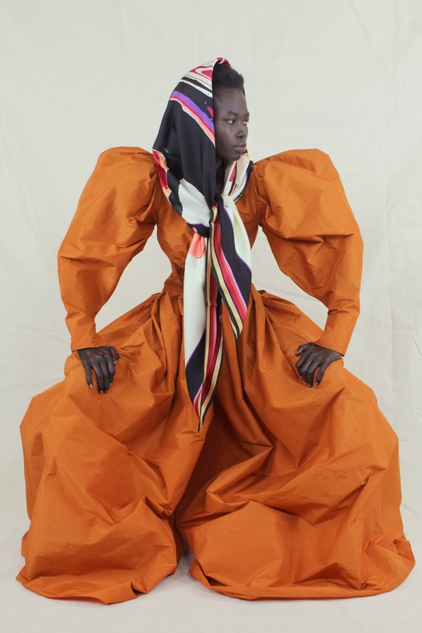 عرض ازياء مجموعة Roksanda لموسم خريف وشتاء 2021