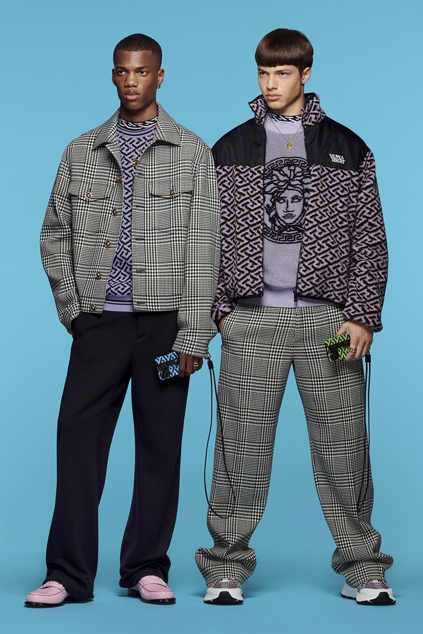 صور مجموعة أزياء Versace فيرساتشي ريزورت 2022 بتصميمات عصرية