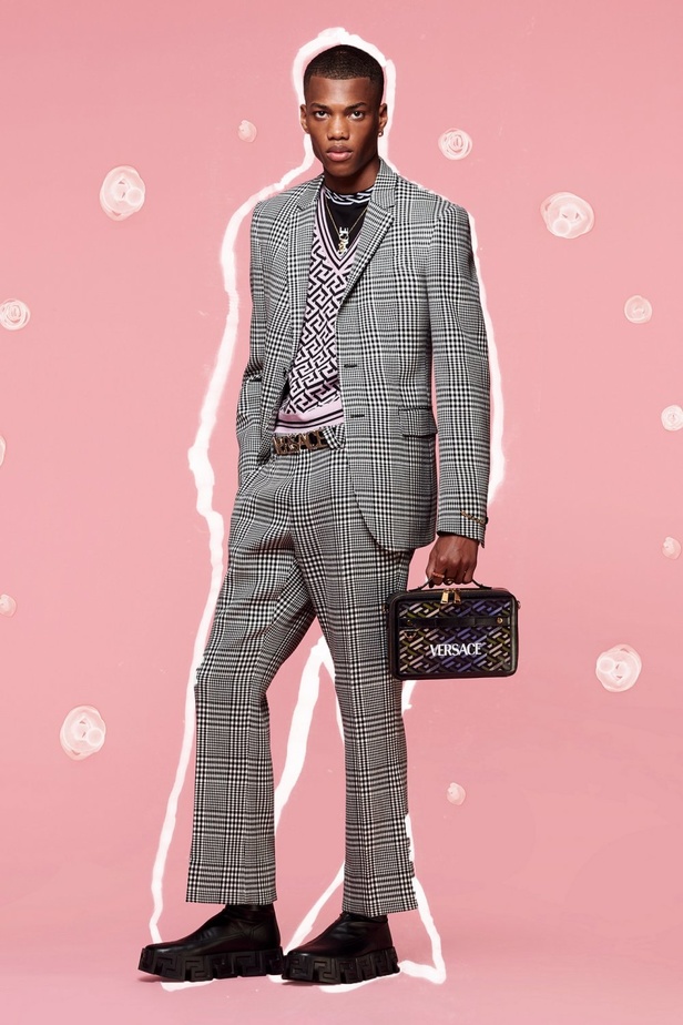 صور مجموعة أزياء Versace فيرساتشي ريزورت 2022 بتصميمات عصرية