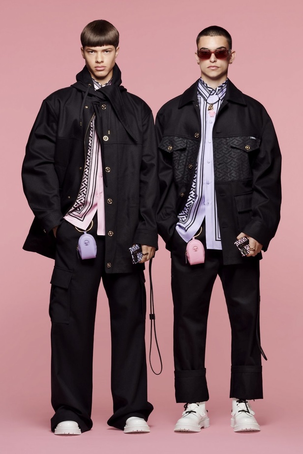 صور مجموعة أزياء Versace فيرساتشي ريزورت 2022 بتصميمات عصرية