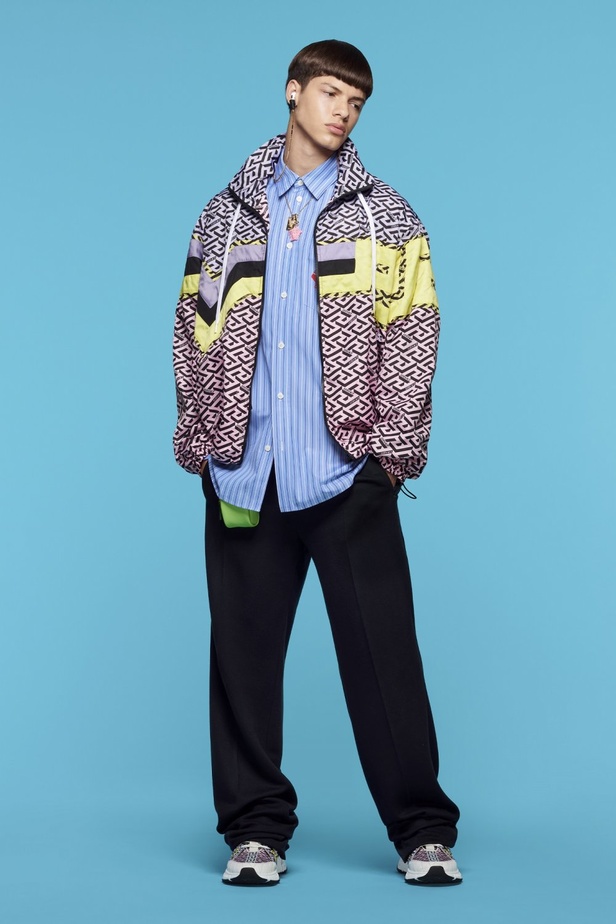 صور مجموعة أزياء Versace فيرساتشي ريزورت 2022 بتصميمات عصرية