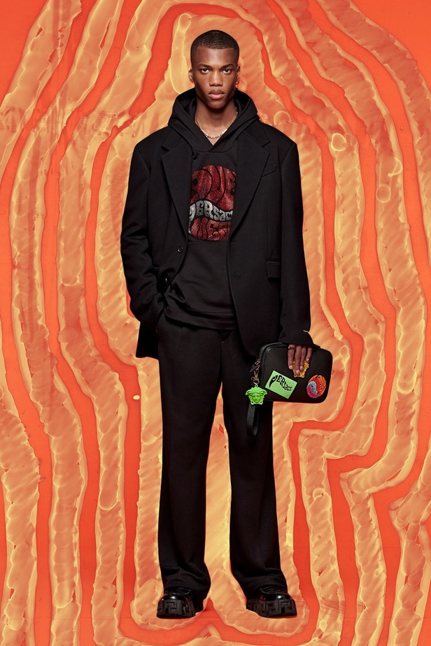 صور مجموعة أزياء Versace فيرساتشي ريزورت 2022 بتصميمات عصرية