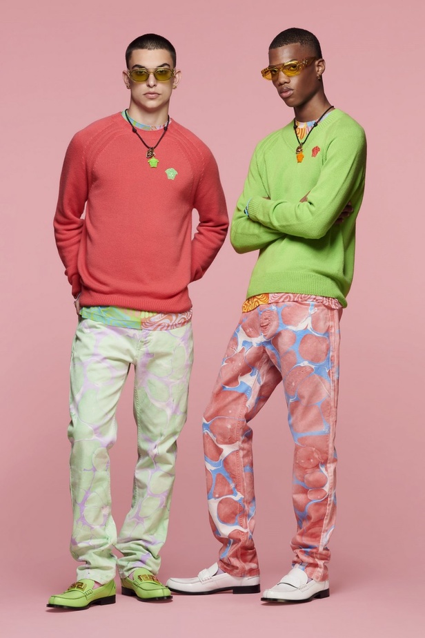 صور مجموعة أزياء Versace فيرساتشي ريزورت 2022 بتصميمات عصرية