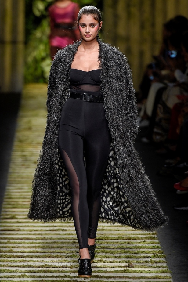 عرض أزياء "ماكس مارا" لموسم ربيع وصيف 2017