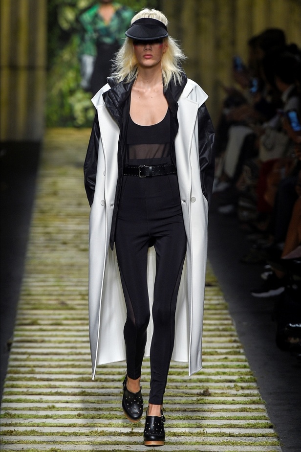 عرض أزياء "ماكس مارا" لموسم ربيع وصيف 2017